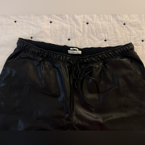 Abercrombie: vegan leather joggers - Picture 5 of 6